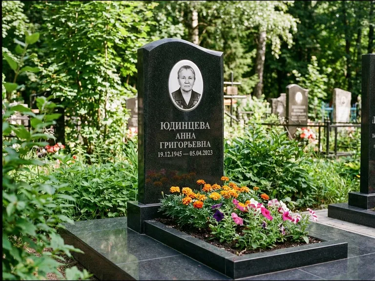 Овальный портрет на сером граните — работа «Юдинцева» в Пензе