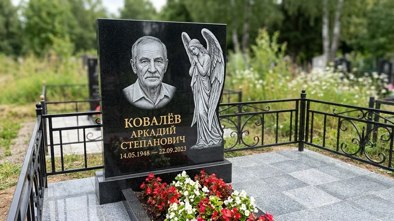 Гравировка ангела на памятник в Пензе — памятник из чёрного гранита с гравировкой
