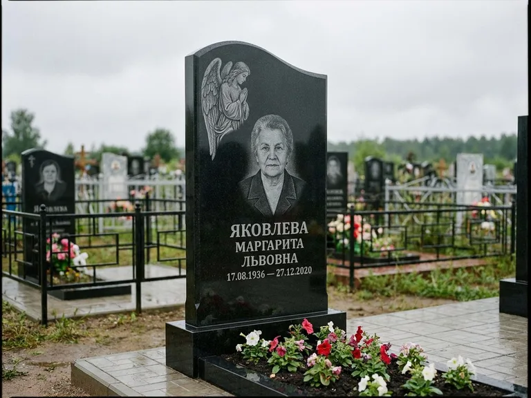 Памятник с гравировкой ангела — гравировка молящегося ангела в верхней части стелы, работа «Яковлева» в Пензе