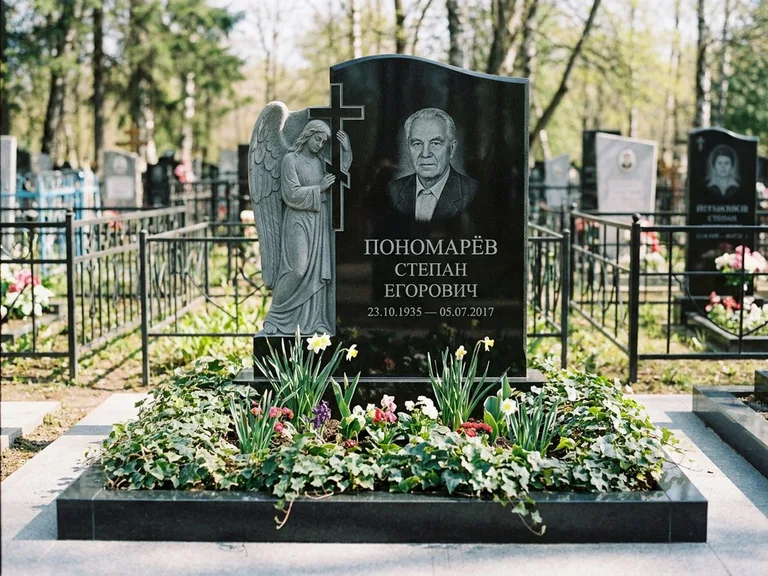 Памятник с гравировкой ангела — гравировка ангела с крестом рядом с эпитафией, работа «Пономарёв» в Пензе