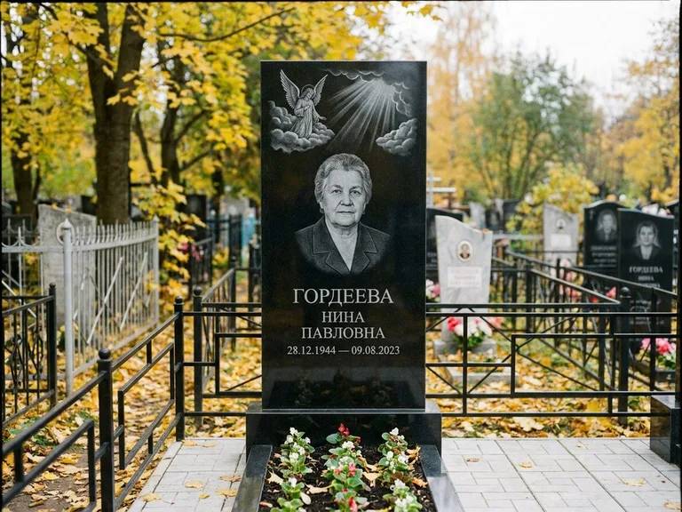 Памятник с гравировкой ангела — гравировка ангела в облаках с лучами над портретом, работа «Гордеева» в Пензе