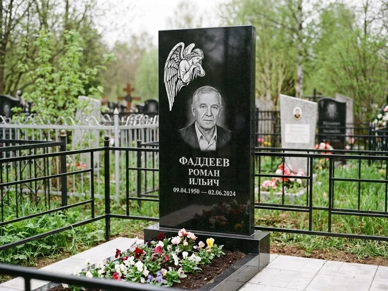 Памятник с гравировкой ангела — белая гравировка скорбящего ангела над портретом, работа «Фаддеев» в Пензе