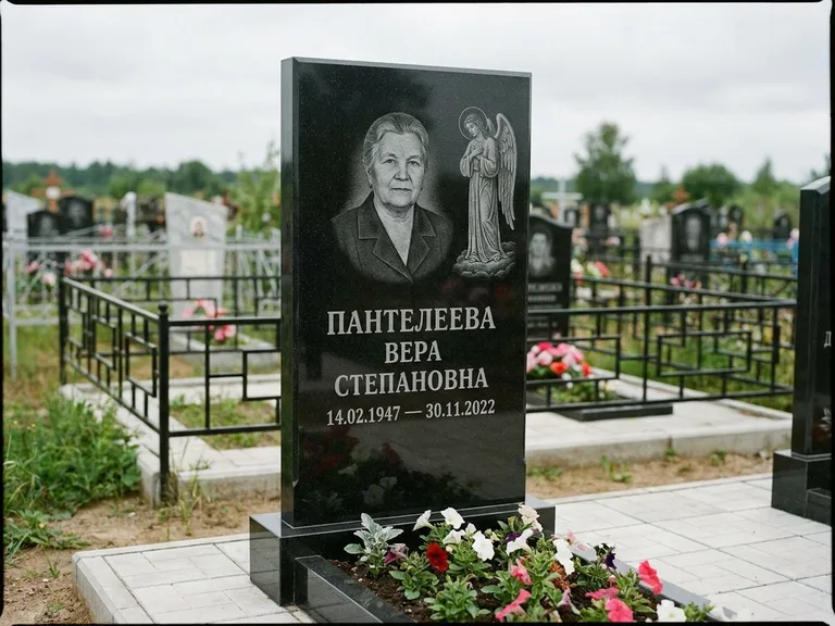 Памятник с гравировкой ангела — гравировка ангела-хранителя сбоку от портрета, работа «Пантелеева» в Пензе