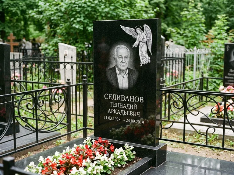 Памятник с гравировкой ангела — белая гравировка скорбящего ангела над портретом, работа «Селиванов» в Пензе