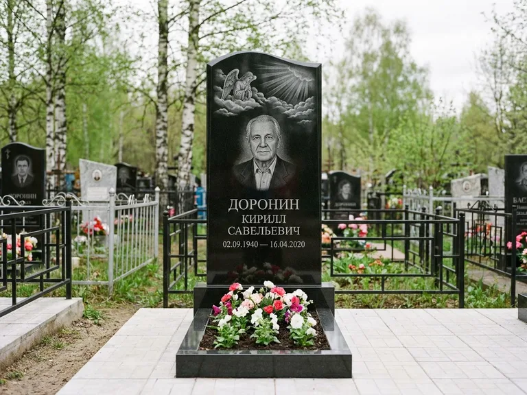 Памятник с гравировкой ангела — гравировка ангела в облаках с лучами над портретом, работа «Доронин» в Пензе