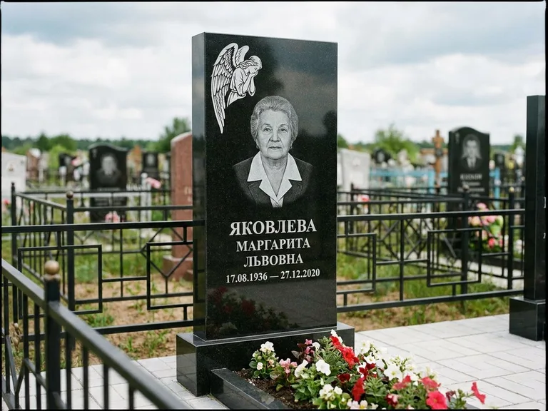 Памятник с гравировкой ангела — белая гравировка скорбящего ангела над портретом, работа «Яковлева» в Пензе