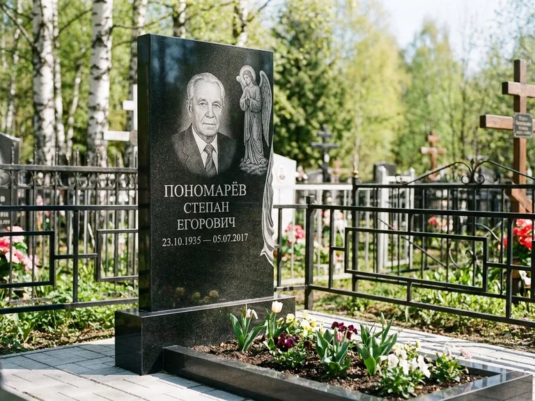 Памятник с гравировкой ангела — гравировка ангела-хранителя сбоку от портрета, работа «Пономарёв» в Пензе