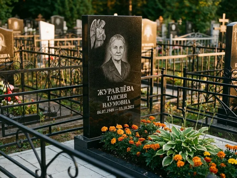 Памятник с гравировкой ангела — гравировка молящегося ангела в верхней части стелы, работа «Журавлёва» в Пензе
