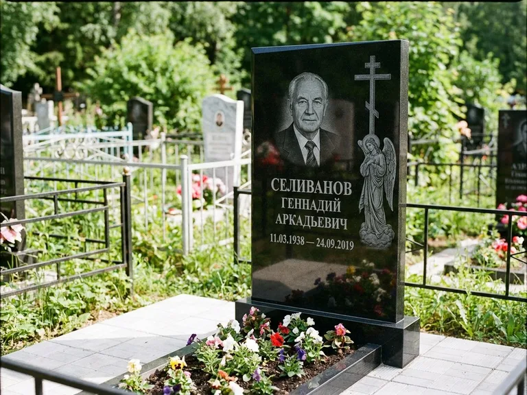 Памятник с гравировкой ангела — гравировка ангела с крестом рядом с эпитафией, работа «Селиванов» в Пензе