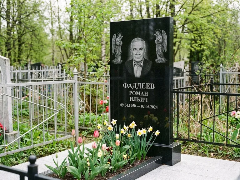 Памятник с гравировкой ангела — гравировка двух ангелов по сторонам портрета, работа «Фаддеев» в Пензе