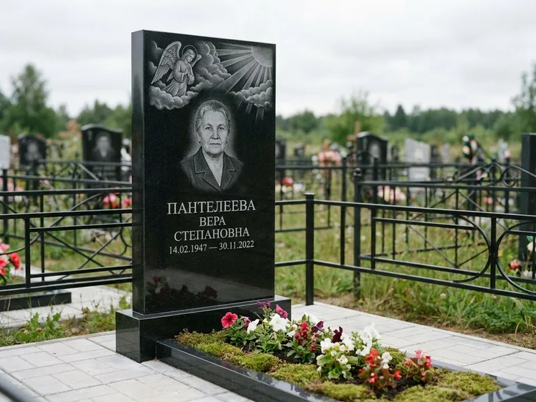 Памятник с гравировкой ангела — гравировка ангела в облаках с лучами над портретом, работа «Пантелеева» в Пензе