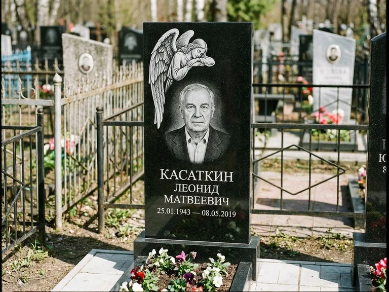 Памятник с гравировкой ангела — белая гравировка скорбящего ангела над портретом, работа «Касаткин» в Пензе