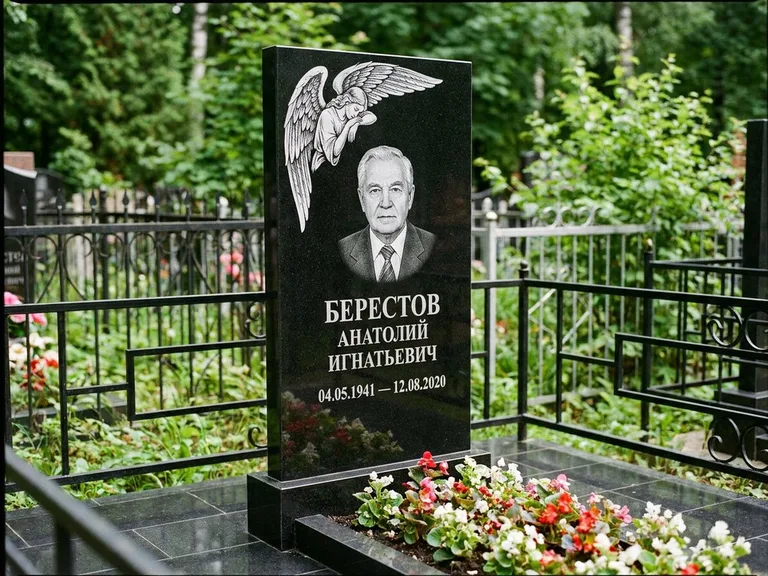 Памятник с гравировкой ангела — гравировка молящегося ангела в верхней части стелы, работа «Свиридов» в Пензе