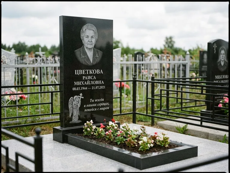 Памятник с гравировкой ангела — гравировка двух ангелов по сторонам портрета, работа «Яковлева» в Пензе