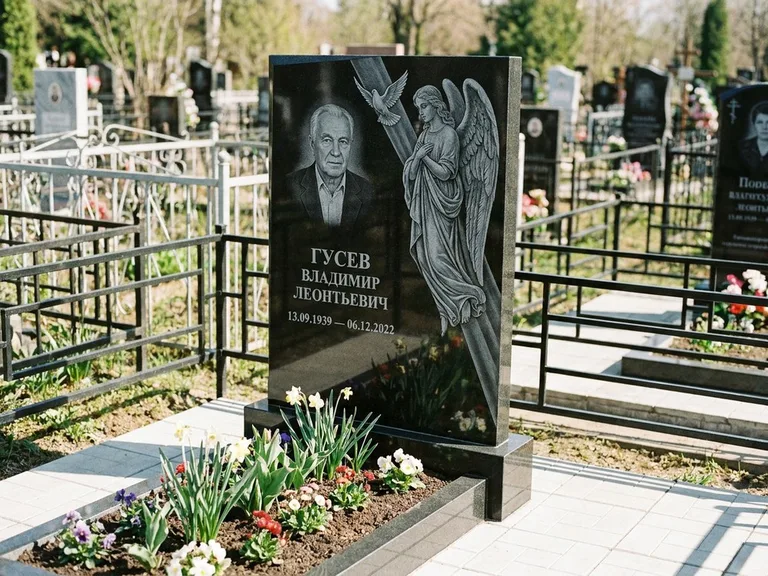 Памятник с гравировкой ангела — гравировка ангела в облаках с лучами над портретом, работа «Пономарёв» в Пензе