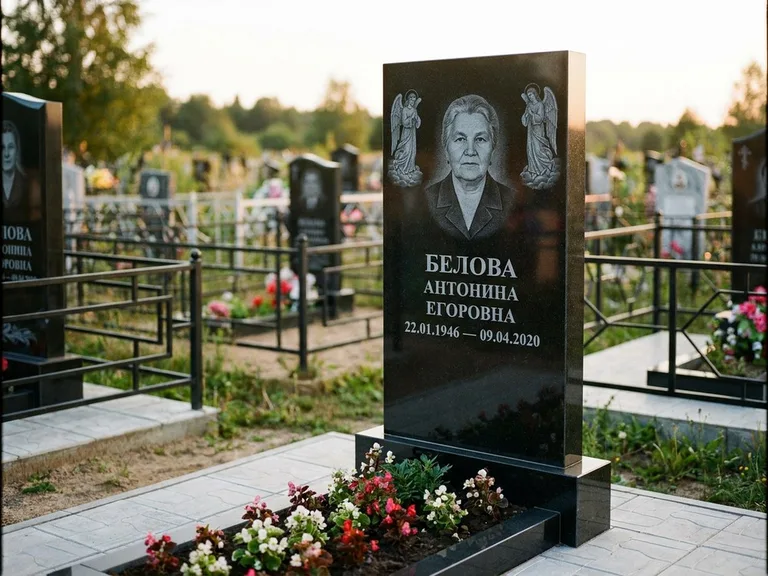 Памятник с гравировкой ангела — белая гравировка скорбящего ангела над портретом, работа «Журавлёва» в Пензе