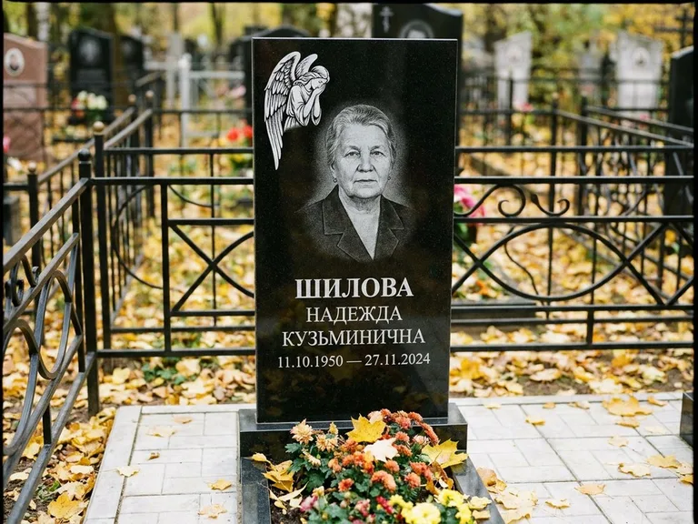 Памятник с гравировкой ангела — гравировка молящегося ангела в верхней части стелы, работа «Гордеева» в Пензе