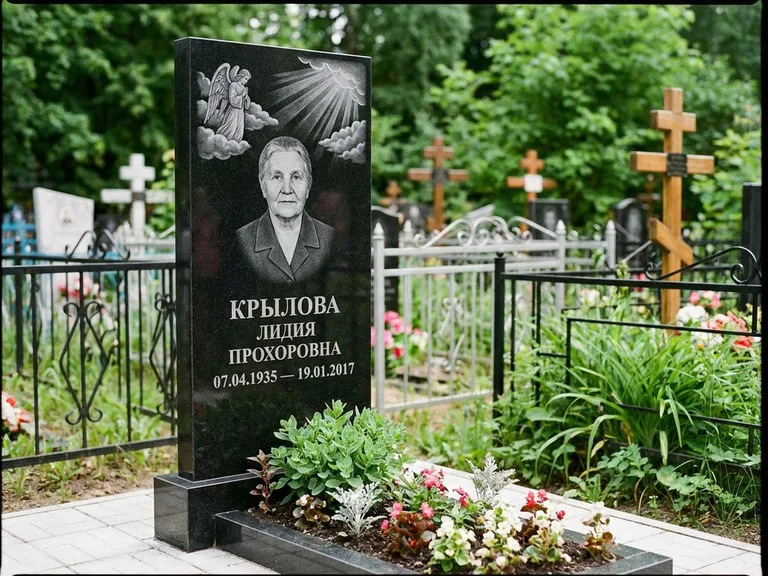Памятник с гравировкой ангела — гравировка ангела в облаках с лучами над портретом, работа «Лобанова» в Пензе