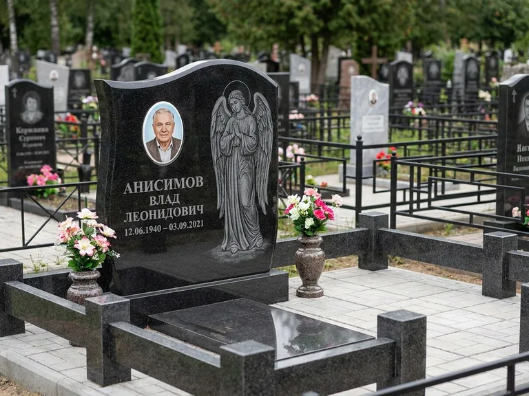 Памятник с гравировкой ангела — белая гравировка скорбящего ангела над портретом, работа «Свиридов» в Пензе