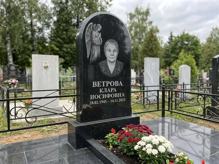 Памятник с гравировкой ангела — гравировка ангела-хранителя сбоку от портрета, работа «Игнатова» в Пензе