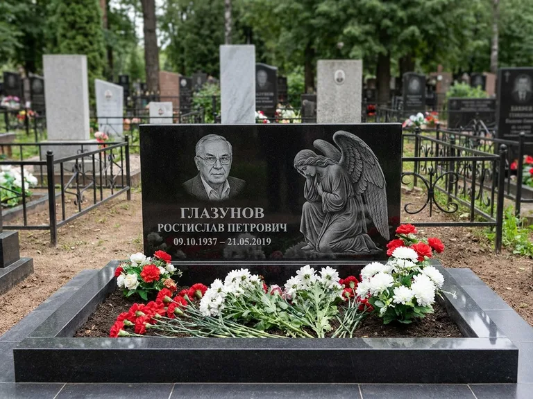 Памятник с гравировкой ангела — гравировка молящегося ангела в верхней части стелы, работа «Доронин» в Пензе