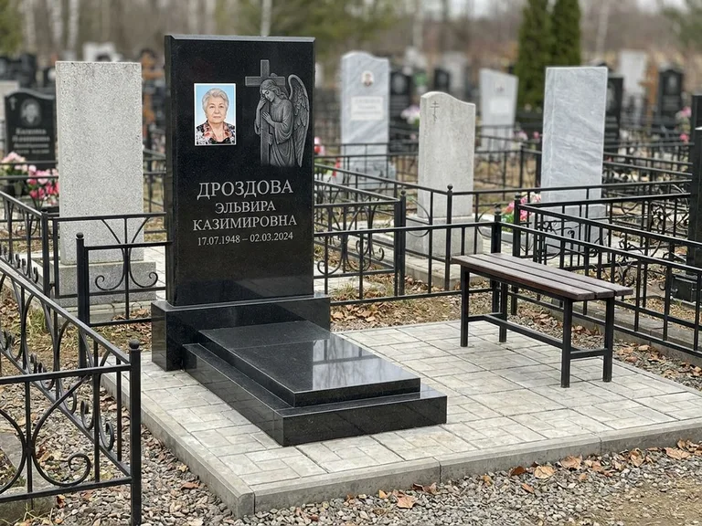 Памятник с гравировкой ангела — гравировка ангела с крестом рядом с эпитафией, работа «Яковлева» в Пензе