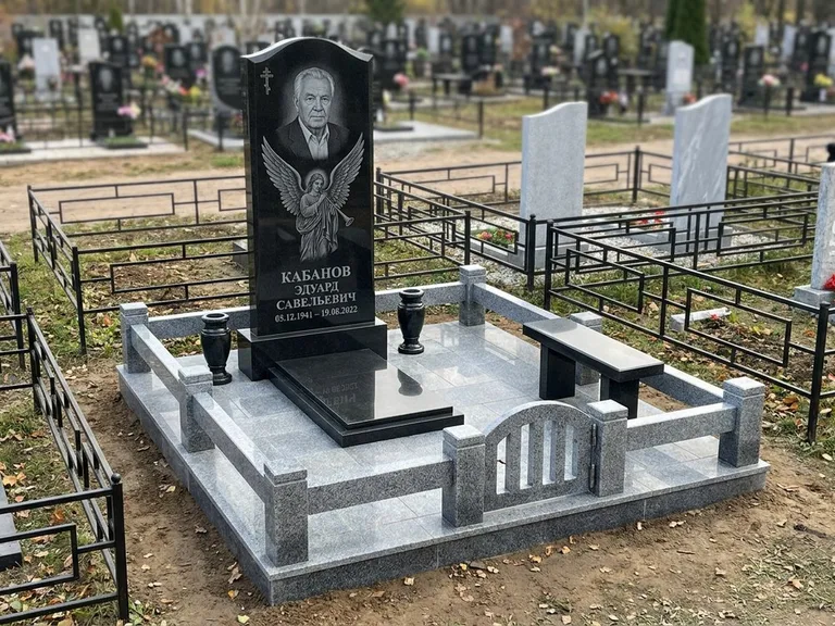 Памятник с гравировкой ангела — гравировка ангела с голубем по диагонали стелы, работа «Пономарёв» в Пензе