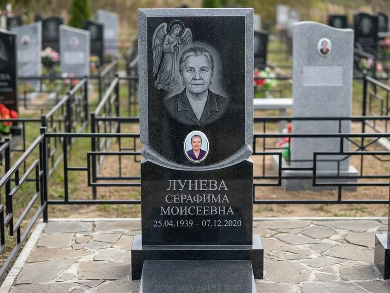 Памятник с гравировкой ангела — гравировка двух ангелов по сторонам портрета, работа «Журавлёва» в Пензе