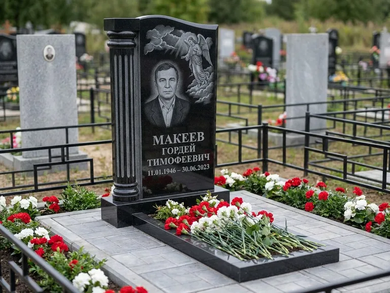 Памятник с гравировкой ангела — гравировка ангела в облаках с лучами над портретом, работа «Селиванов» в Пензе