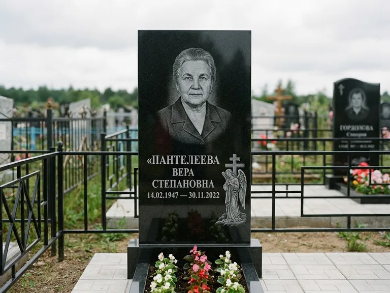 Памятник с гравировкой ангела — гравировка ангела с крестом рядом с эпитафией, работа «Пантелеева» в Пензе