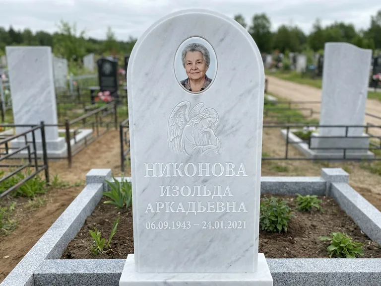 Памятник с гравировкой ангела — белая гравировка скорбящего ангела над портретом, работа «Гордеева» в Пензе