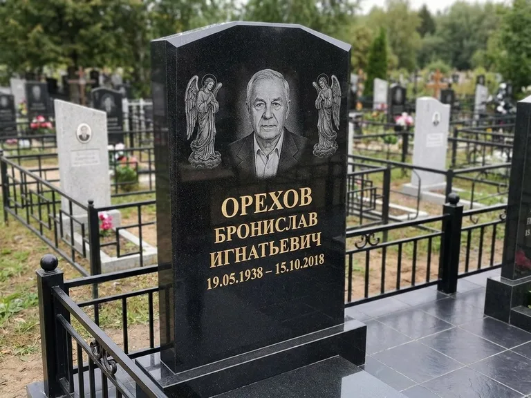 Памятник с гравировкой ангела — гравировка ангела-хранителя сбоку от портрета, работа «Фаддеев» в Пензе