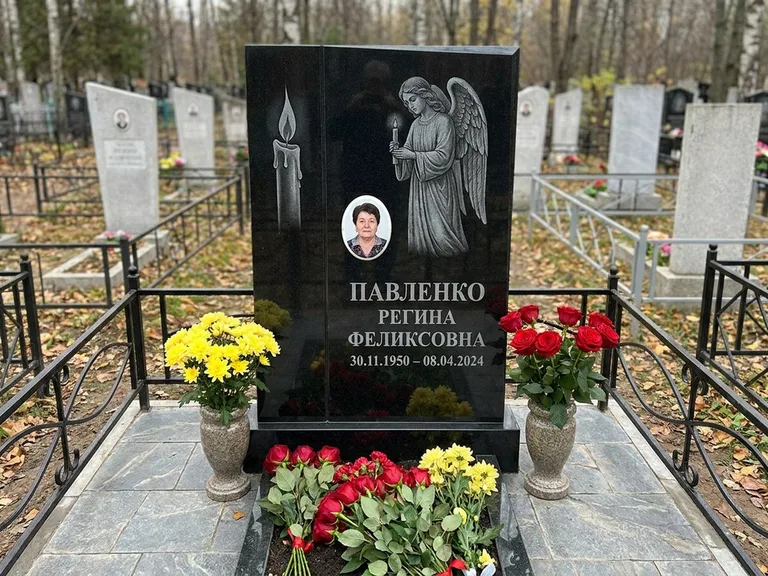 Памятник с гравировкой ангела — гравировка молящегося ангела в верхней части стелы, работа «Пантелеева» в Пензе