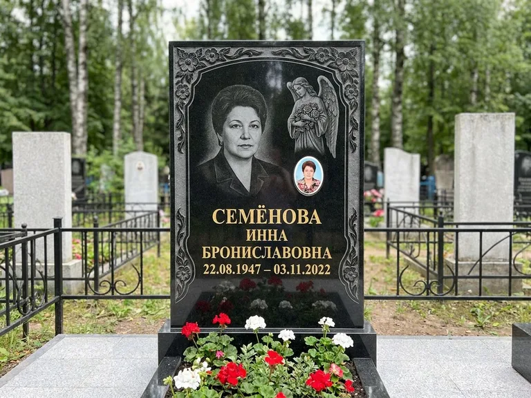 Памятник с гравировкой ангела — гравировка ангела с голубем по диагонали стелы, работа «Лобанова» в Пензе