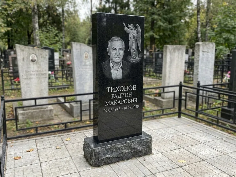 Памятник с гравировкой ангела — гравировка двух ангелов по сторонам портрета, работа «Свиридов» в Пензе