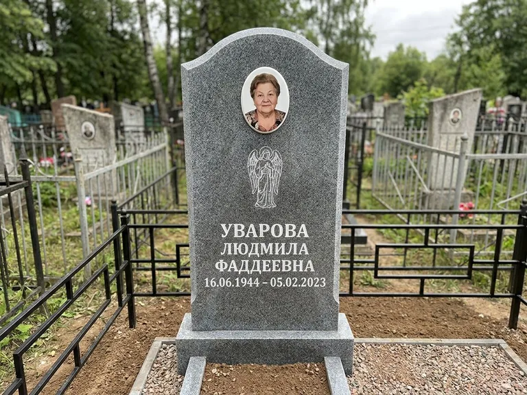 Памятник с гравировкой ангела — гравировка ангела в облаках с лучами над портретом, работа «Игнатова» в Пензе
