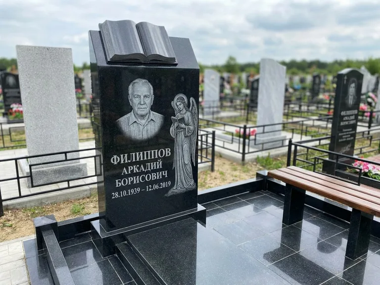 Памятник с гравировкой ангела — белая гравировка скорбящего ангела над портретом, работа «Доронин» в Пензе