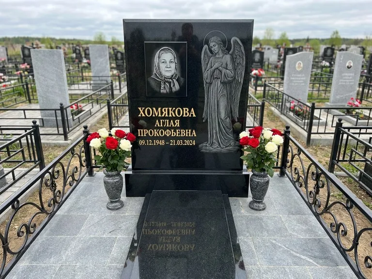 Памятник с гравировкой ангела — гравировка ангела-хранителя сбоку от портрета, работа «Яковлева» в Пензе