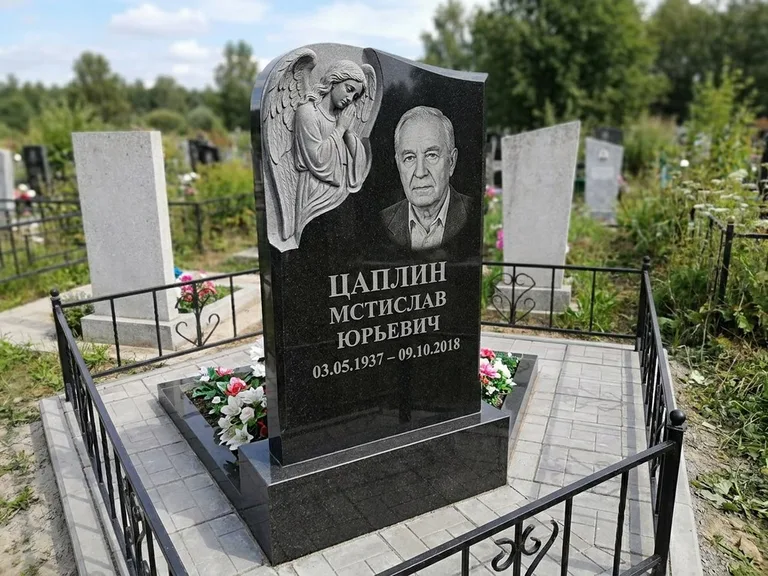 Памятник с гравировкой ангела — гравировка молящегося ангела в верхней части стелы, работа «Пономарёв» в Пензе