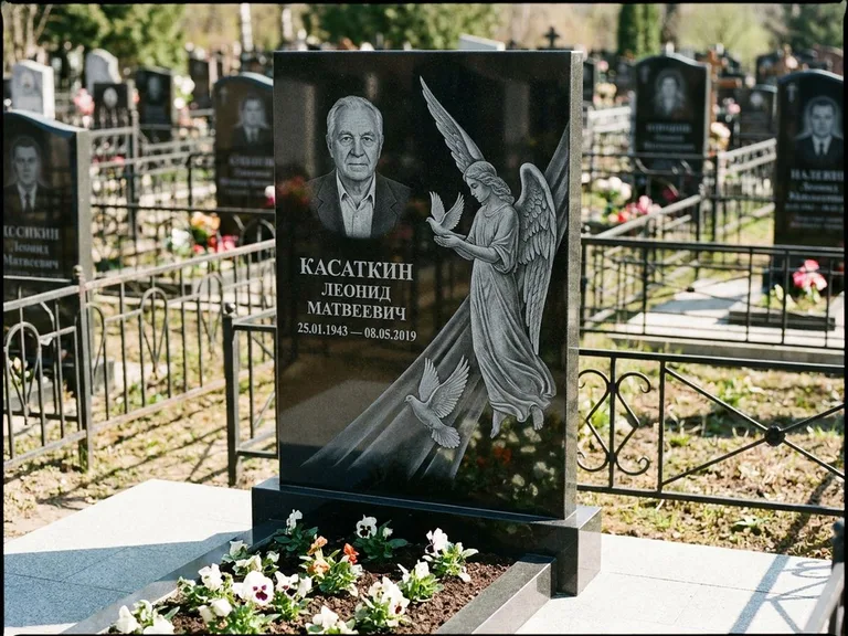 Памятник с гравировкой ангела — гравировка ангела с голубем по диагонали стелы, работа «Касаткин» в Пензе