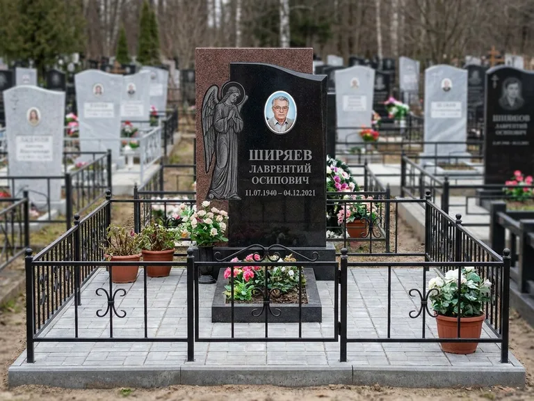 Памятник с гравировкой ангела — гравировка ангела с голубем по диагонали стелы, работа «Селиванов» в Пензе