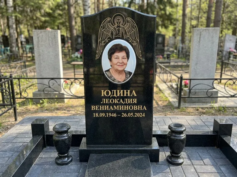 Памятник с гравировкой ангела — гравировка двух ангелов по сторонам портрета, работа «Гордеева» в Пензе