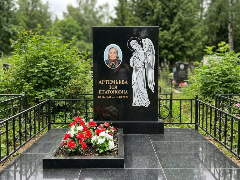 Памятник с гравировкой ангела — гравировка ангела в облаках с лучами над портретом, работа «Фаддеев» в Пензе