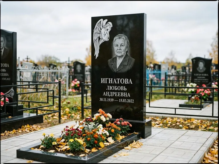 Памятник с гравировкой ангела — белая гравировка скорбящего ангела над портретом, работа «Игнатова» в Пензе