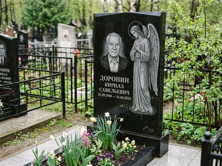 Памятник с гравировкой ангела — гравировка ангела-хранителя сбоку от портрета, работа «Доронин» в Пензе