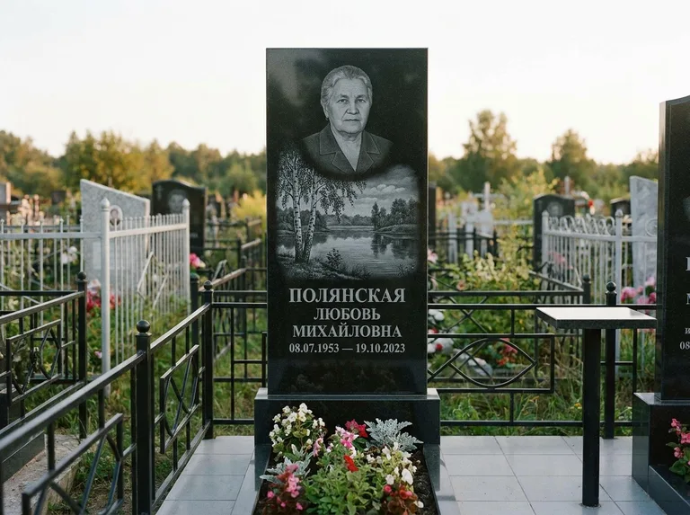 Памятник с гравировкой берёзы — гравировка берёзы у зеркального озера, работа «Полянская» в Пензе
