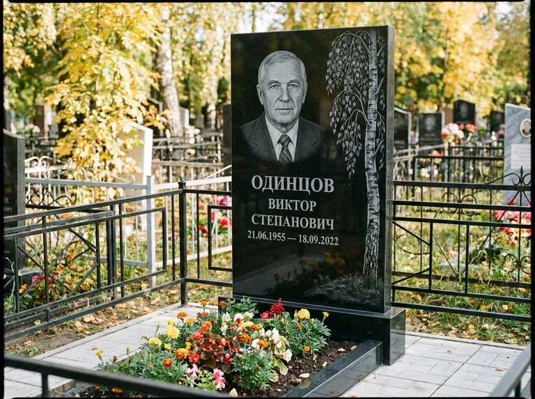 Памятник с гравировкой берёзы — гравировка плакучей берёзы с тонкими ветвями, работа «Одинцов» в Пензе