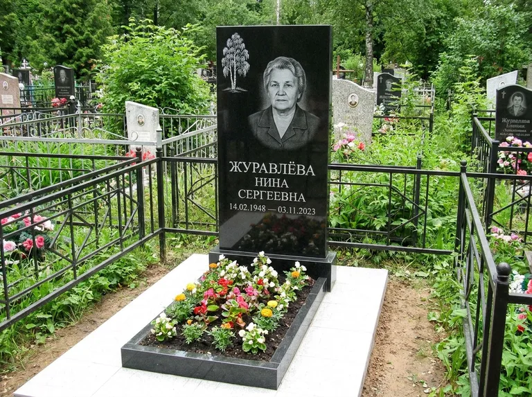 Памятник с гравировкой берёзы — гравировка одинокой берёзы над именем, работа «Журавлёва» в Пензе