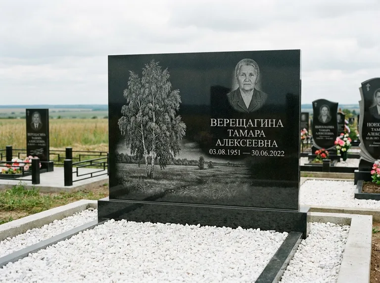 Памятник с гравировкой берёзы: широкая горизонтальная стела — берёза у поля, простор до горизонта, белая мраморная крошка с бордюром, работа «Верещагина» в Пензе