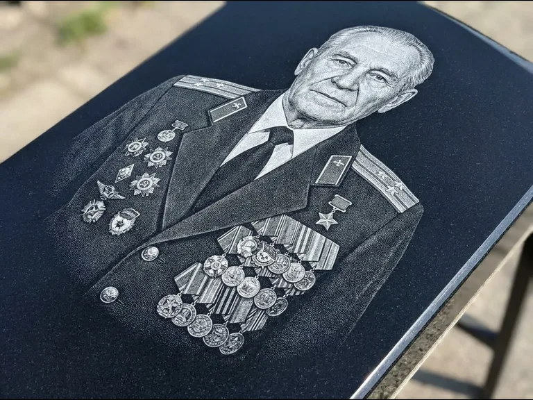 Гравировка фото на памятнике — военный / ветеран в Пензе